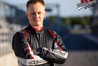 Квашнин Константин, экипаж 88, команда КVM Motorsport, автомобиль SHORTCUT Команда KV MotorSport – молодая спортивная команда, впервые участвующая в REC. Автомобиль: ShortCut – российский спортивный автомобиль сознанный по мотивам Lotus7 при использование базовых отечественных агрегатов.Состав командыКвашнин Константин – основатель команды, в автоспорт пришел в 2017 году.Станислав Аксенов – Победитель проекта Nissan GT Academy Russia 2013; участник и призер этапов Английского чемпионата по шоссейных-кольцевым автогонкам; Первый русский победитель гонки 24 часа Дубаи в классе автомобилей GT4 SP2; Участник и призер BlancPain Endurance GT series 2014; Инструктор NoLimit Driving Academy и Porsche Experience Centre Russia;Александр Дударев – победитель всероссийского конкурса “Народный пилот” 2017 года. Призер этапов чемпионата России РСКГ в классе “Национальный”. Победитель Akhmat Race 2017 в абсолютном зачете. Тренер в рамках проекта “СМП Газпром Детям”.Виктор Жилкин – главный тренер гоночной академии Raceone.Pro. 