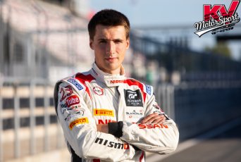 Аксенов Станислав, экипаж 88, команда КVM Motorsport, автомобиль SHORTCUTКоманда KV MotorSport – молодая спортивная команда, впервые участвующая в REC. Автомобиль: ShortCut – российский спортивный автомобиль сознанный по мотивам Lotus7 при использование базовых отечественных агрегатов. Состав команды Квашнин Константин – основатель команды, в автоспорт пришел в 2017 году. Станислав Аксенов – Победитель проекта Nissan GT Academy Russia 2013; участник и призер этапов Английского чемпионата по шоссейных-кольцевым автогонкам; Первый русский победитель гонки 24 часа Дубаи в классе автомобилей GT4 SP2; Участник и призер BlancPain Endurance GT series 2014; Инструктор NoLimit Driving Academy и Porsche Experience Centre Russia; Александр Дударев – победитель всероссийского конкурса “Народный пилот” 2017 года. Призер этапов чемпионата России РСКГ в классе “Национальный”. Победитель Akhmat Race 2017 в абсолютном зачете. Тренер в рамках проекта “СМП Газпром Детям”. Виктор Жилкин – главный тренер гоночной академии Raceone.Pro.