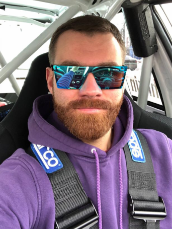 Виктор Жилкин,экипаж 88, команда КVM Motorsport, автомобиль SHORTCUTКоманда KV MotorSport – молодая спортивная команда, впервые участвующая в REC. Автомобиль: ShortCut – российский спортивный автомобиль сознанный по мотивам Lotus7 при использование базовых отечественных агрегатов. Виктор Жилкин – главный тренер гоночной академии Raceone.Pro 