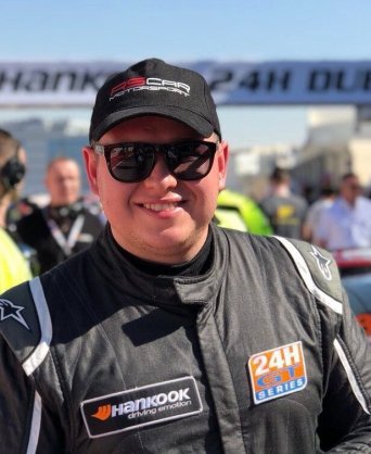 Вадим Мещеряков, экипаж 26, автомобиль Shortcut, класс Спортпрототипы, Команда RScar motorsport в составе: Роман РусиновАлан ШайдуллинВадим МещерековАртем Соловьев. Вадим Мещеряков - Мастер спорта РФ, 2 кратный серебряный призёр чемпионата России по картингу KF2.Обладатель кубка России по кольцевым гонкам 2011 года в классе Национальный.Участник и призёр RCN и VLN на северной петле Нюрбургринг, 3 место DUBAI 24h в классе 991pro.Участник чемпионата Европы ETCC s1600. 