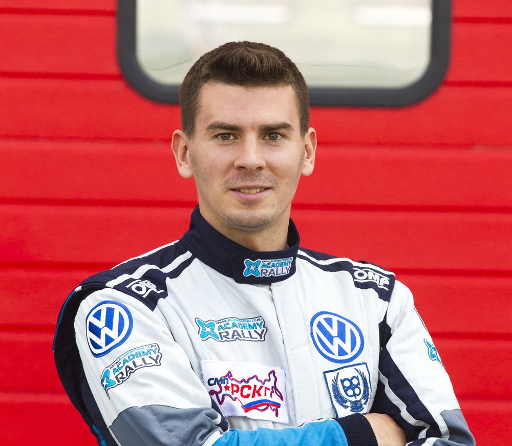Александр Дударев, экипаж 88, команда KVM Motorsport, автомобиль SHORTCUT. Команда KV MotorSport – молодая спортивная команда, впервые участвующая в REC. Автомобиль: ShortCut – российский спортивный автомобиль сознанный по мотивам Lotus7 при использование базовых отечественных агрегатов.
Состав команды
Квашнин Константин – основатель команды, в автоспорт пришел в 2017 году.
Станислав Аксенов – Победитель проекта Nissan GT Academy Russia 2013; участник и призер этапов Английского чемпионата по шоссейных-кольцевым автогонкам; Первый русский победитель гонки 24 часа Дубаи в классе автомобилей GT4 SP2; Участник и призер BlancPain Endurance GT series 2014; Инструктор NoLimit Driving Academy и Porsche Experience Centre Russia