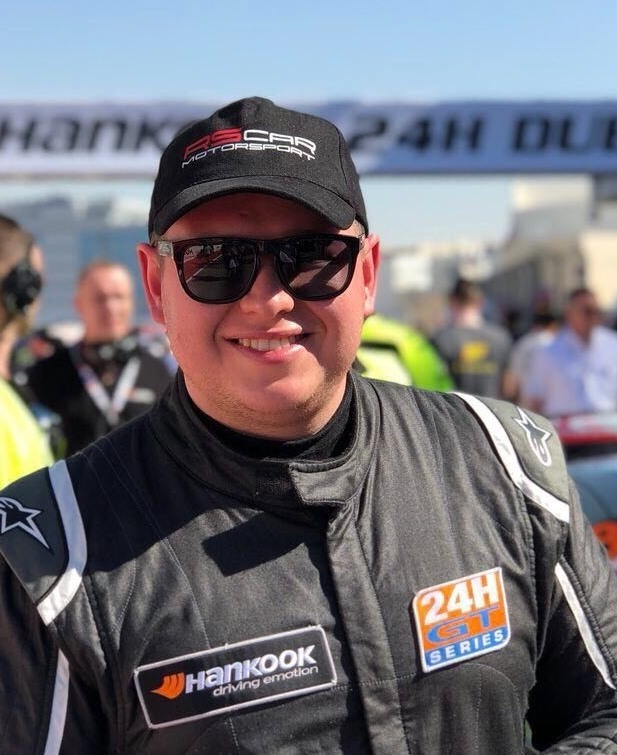 Вадим Мещеряков, экипаж 26, автомобиль Shortcut, класс Спортпрототипы, Команда RScar motorsport в составе: Роман Русинов
Алан Шайдуллин
Вадим Мещереков
Артем Соловьев. Вадим Мещеряков - Мастер спорта РФ, 2 кратный серебряный призёр чемпионата России по картингу KF2.
Обладатель кубка России по кольцевым гонкам 2011 года в классе Национальный.
Участник и призёр RCN и VLN на северной петле Нюрбургринг, 3 место DUBAI 24h в классе 991pro.
Участник чемпионата Европы ETCC s1600. 